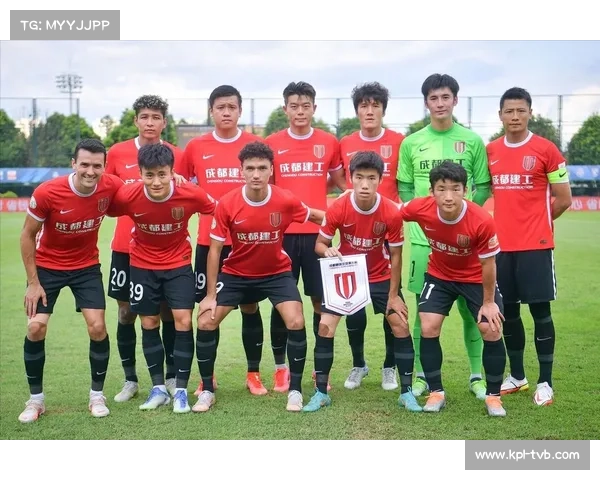 成都蓉城面临教练更替、阵容老化及内部矛盾，保级形势严峻。